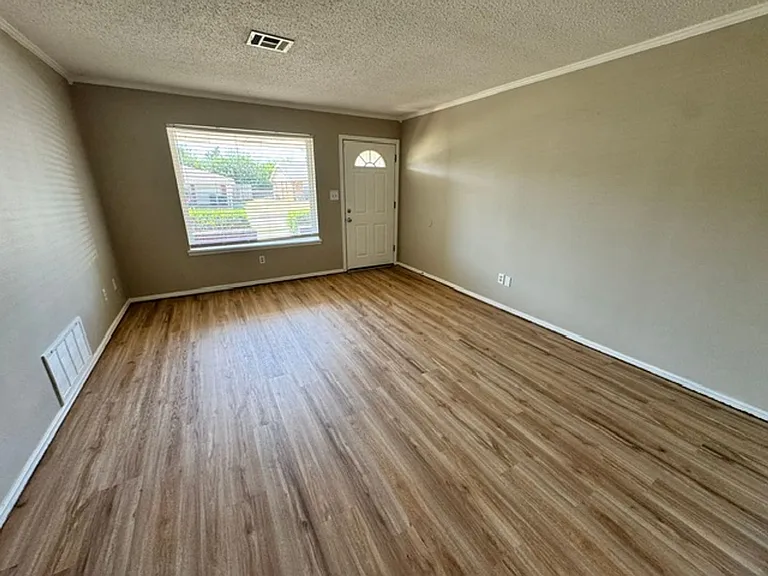 2204 Edgewood Dr — Photo 11