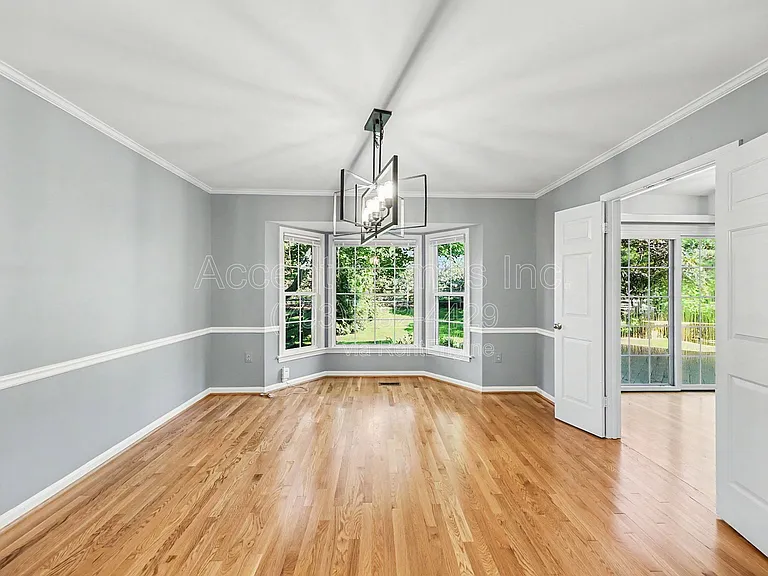 8942 Kenilworth Dr — Photo 4