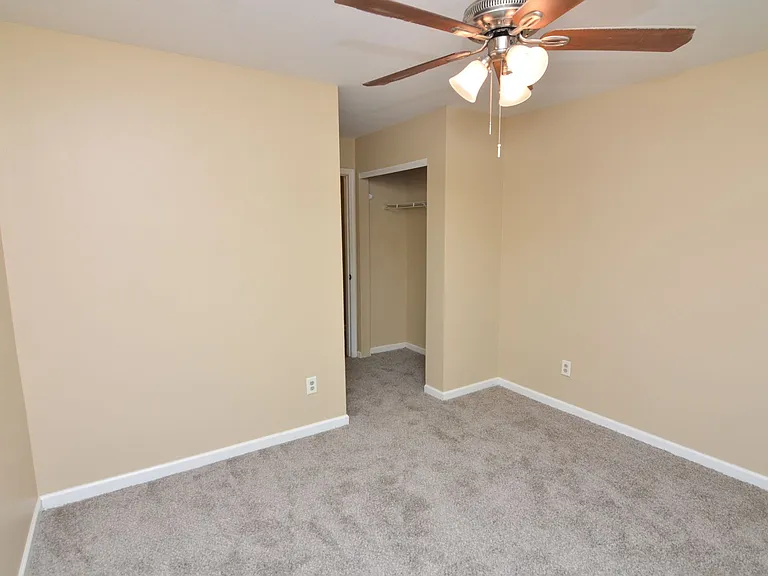 511 Prince Of Wales Ct — Photo 20