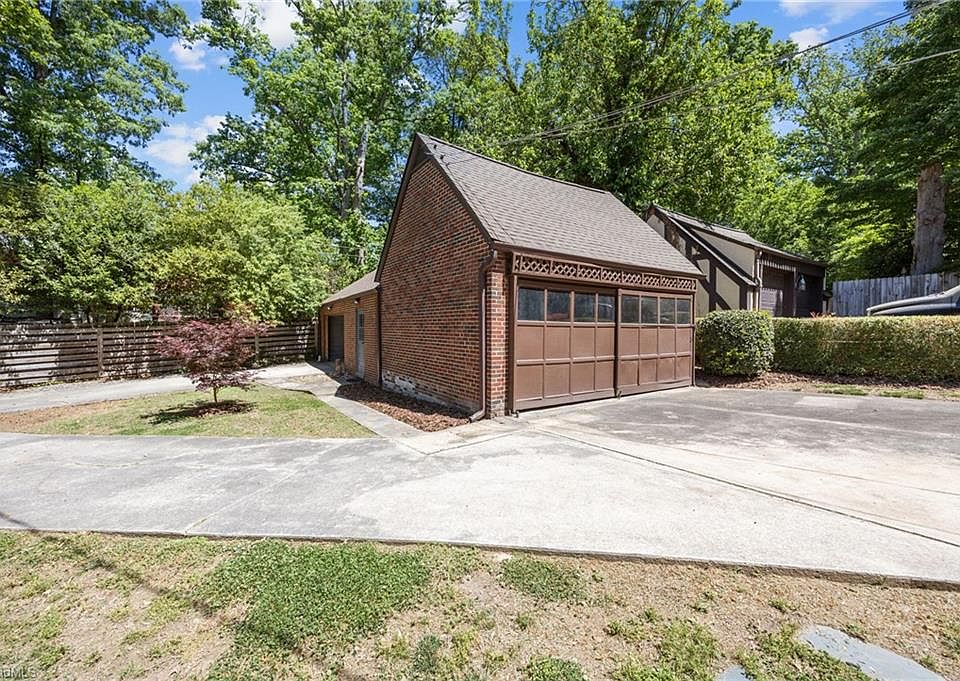 40th image of 224 W Colonial Dr