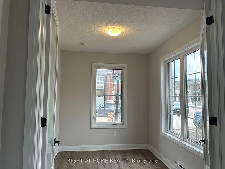 1593 Moira Cres — Photo 4