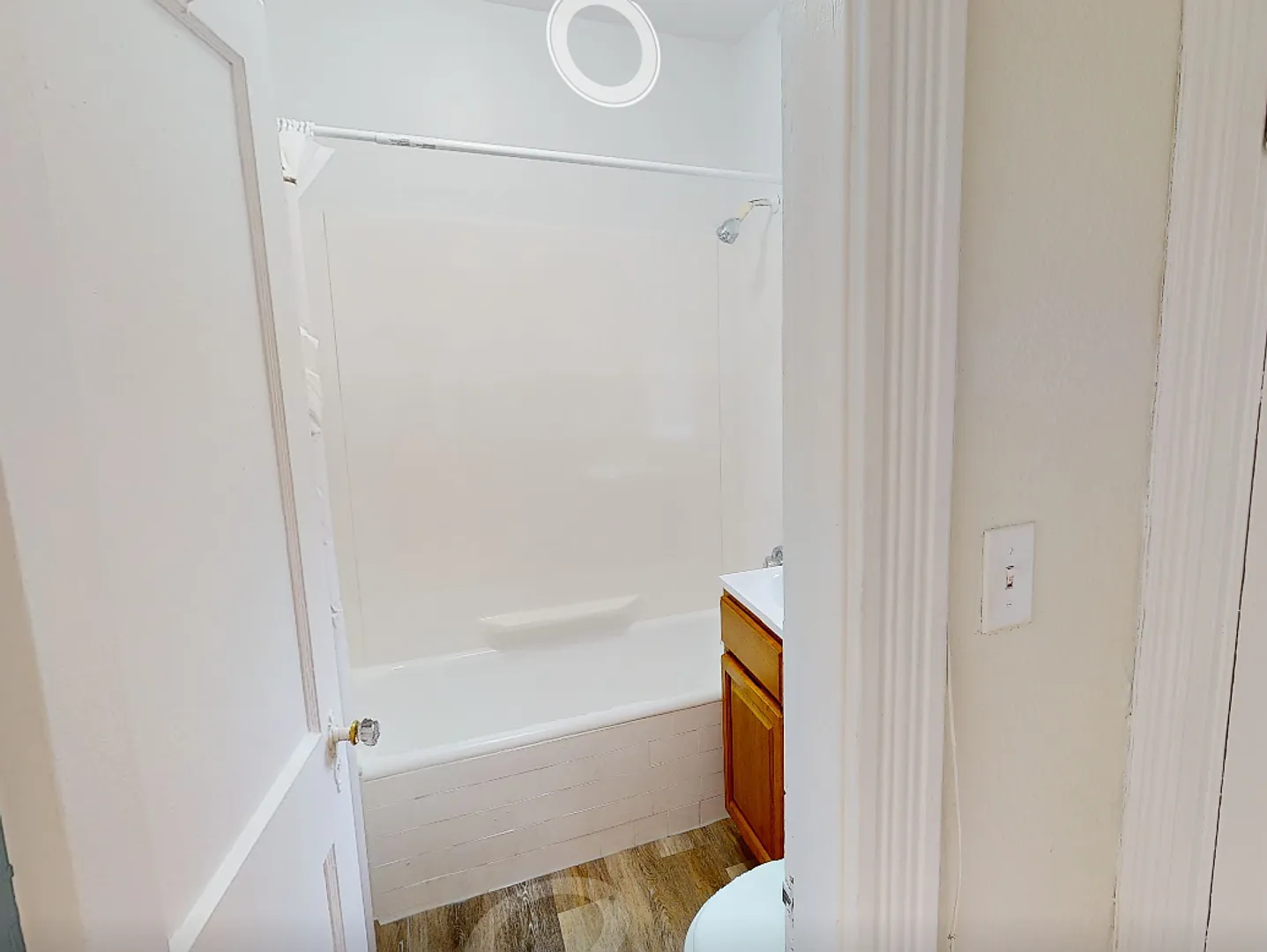 Charming 2.5 Bedroom-No Broker Fee — Photo 2