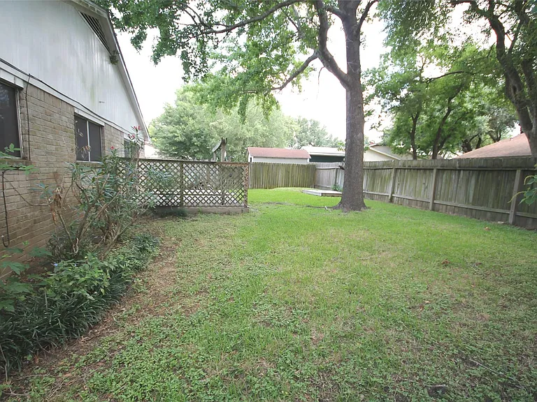 1106 Ravenscourt Dr — Photo 16