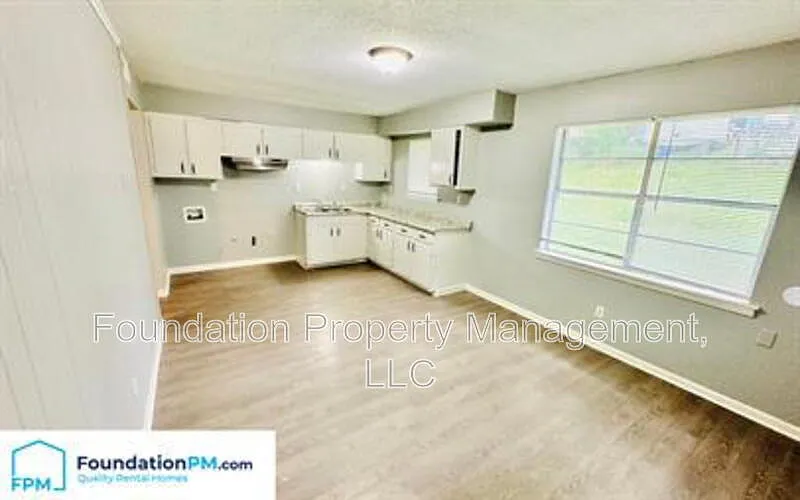 3 bed, 1.0 bath, 998 sqft, $995 — Photo 3