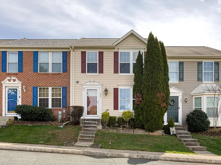 490 Crestridge Way — Photo 1