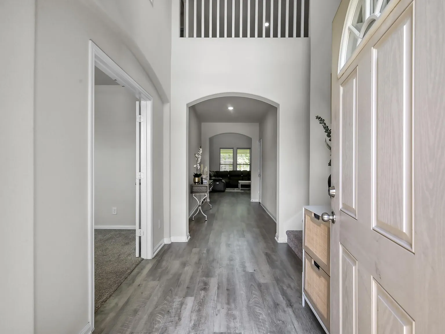 5 bed, 3.0 bath, 2726 sqft, $2,500 — Photo 2