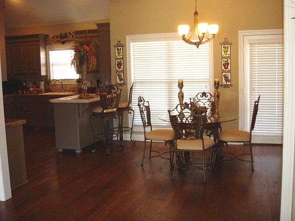 3rd image of 106 Meadow Park Dr