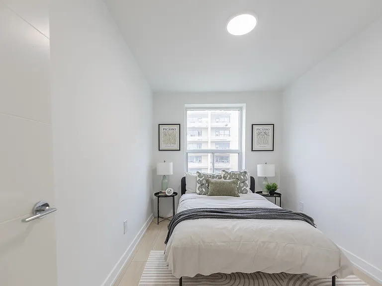 1170 Fennell Ave E — Photo 8