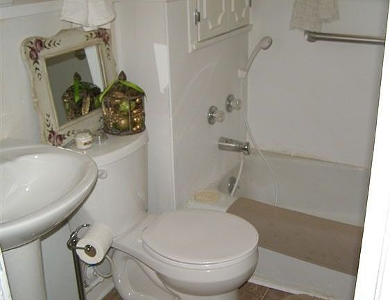 2nd image of 411 Woodlawn St