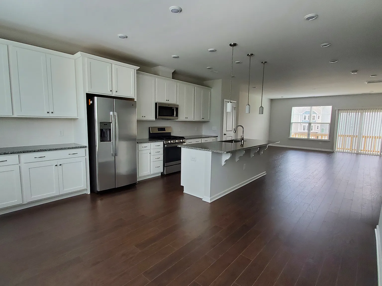 4 bed, 3.5 bath, 2363 sqft, $2,400 — Photo 2
