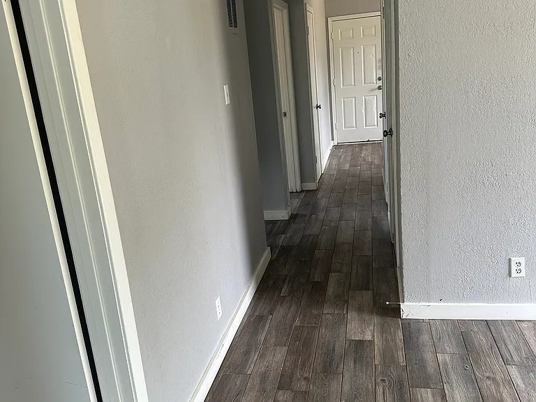 5361 Encino Rd — Photo 11