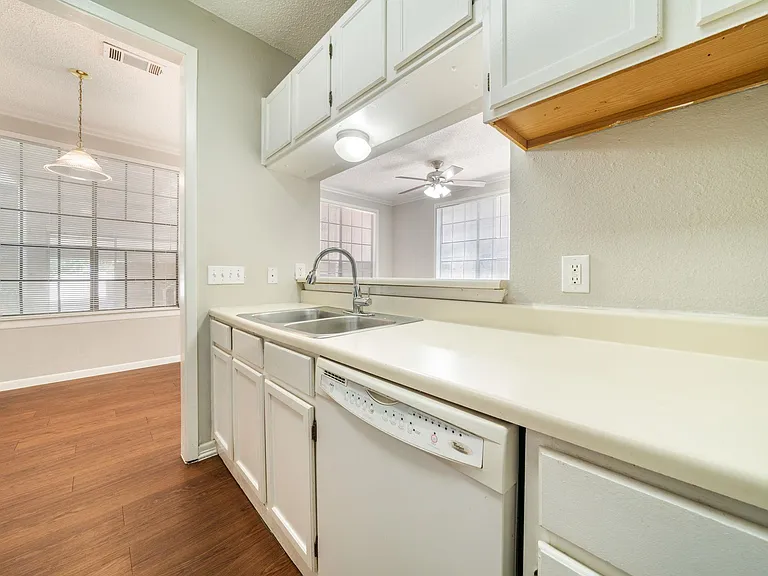 2300 Leon St #101 — Photo 18