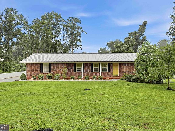 3rd image of 19 Colonial Dr