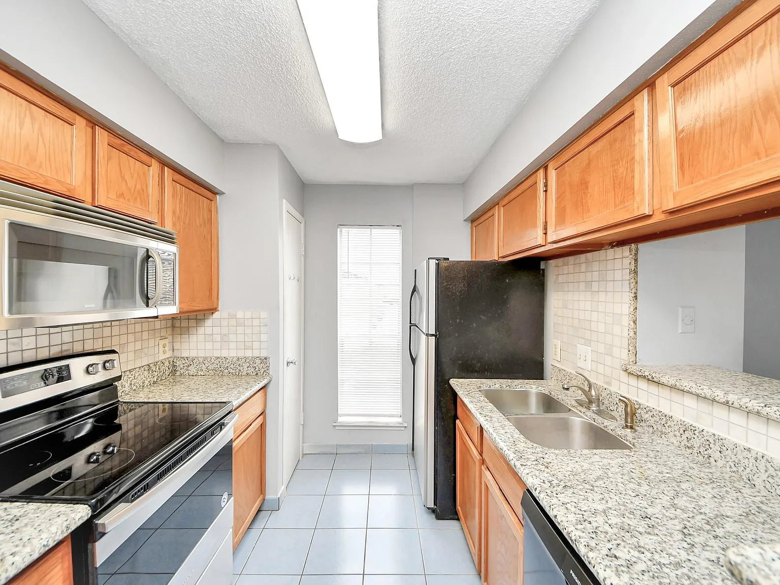 1 bed, 1.5 bath, 964 sqft, $1,000 — Photo 1