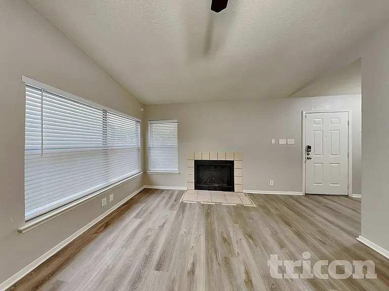 9506 Sugarloaf Dr — Photo 2