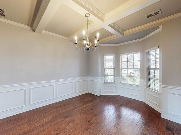 4th image of 612 Village East Cir