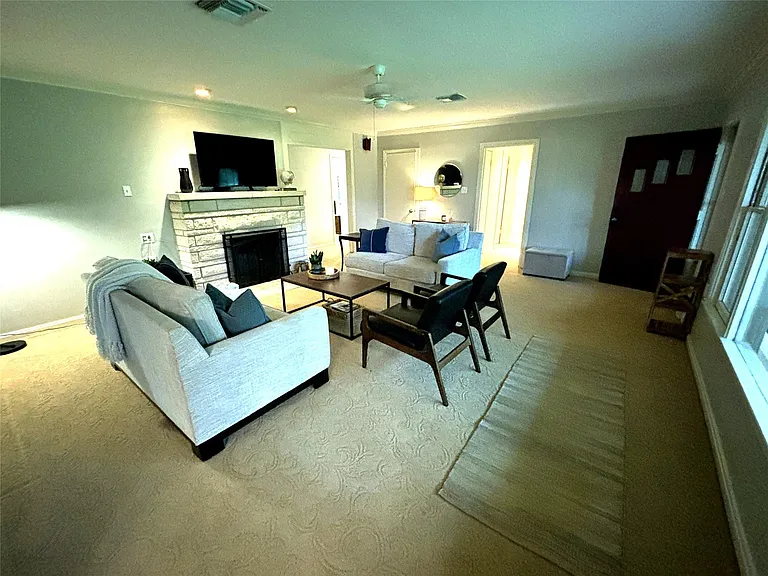 737 Oakdale Dr — Photo 3