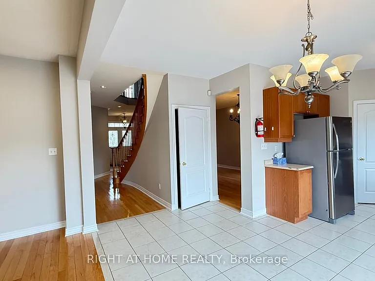 28 Laurentide Cres — Photo 9