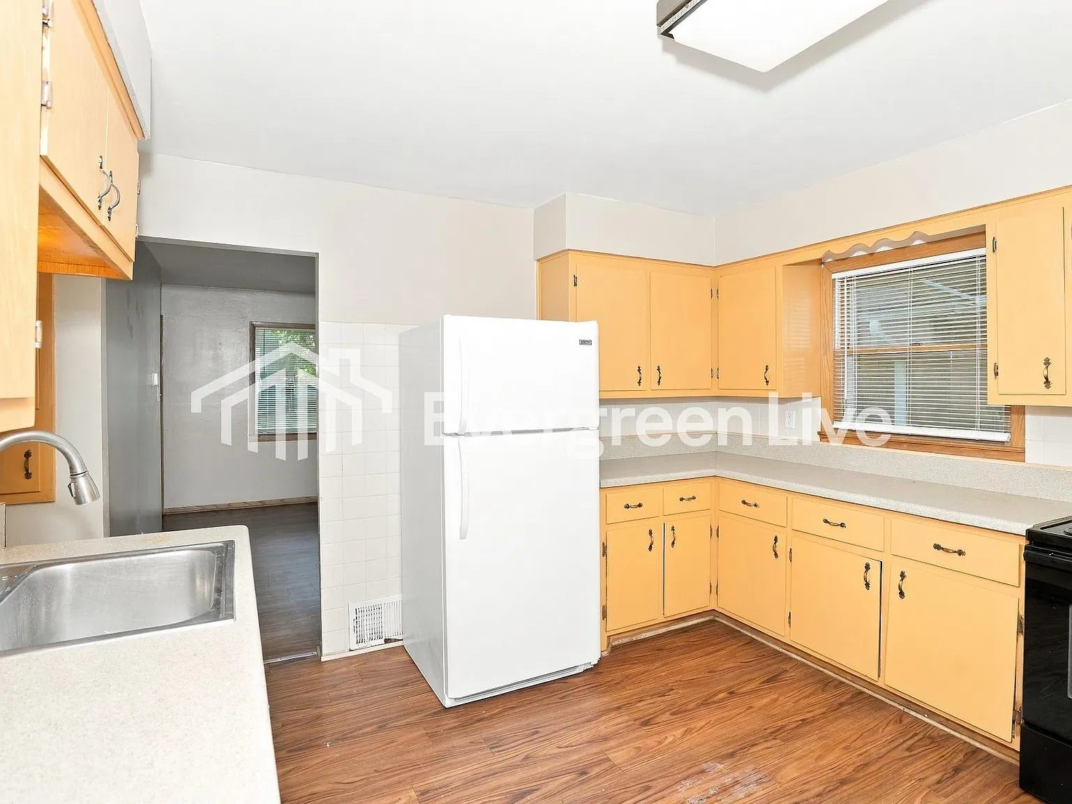3 bed, 1.0 bath, 1092 sqft, $1,545 — Photo 3