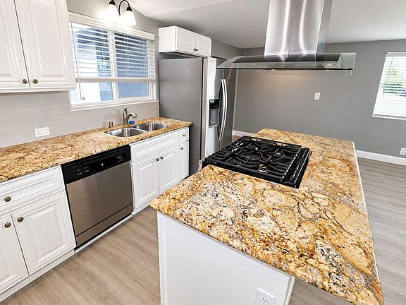 5th image of 955 N Fern St