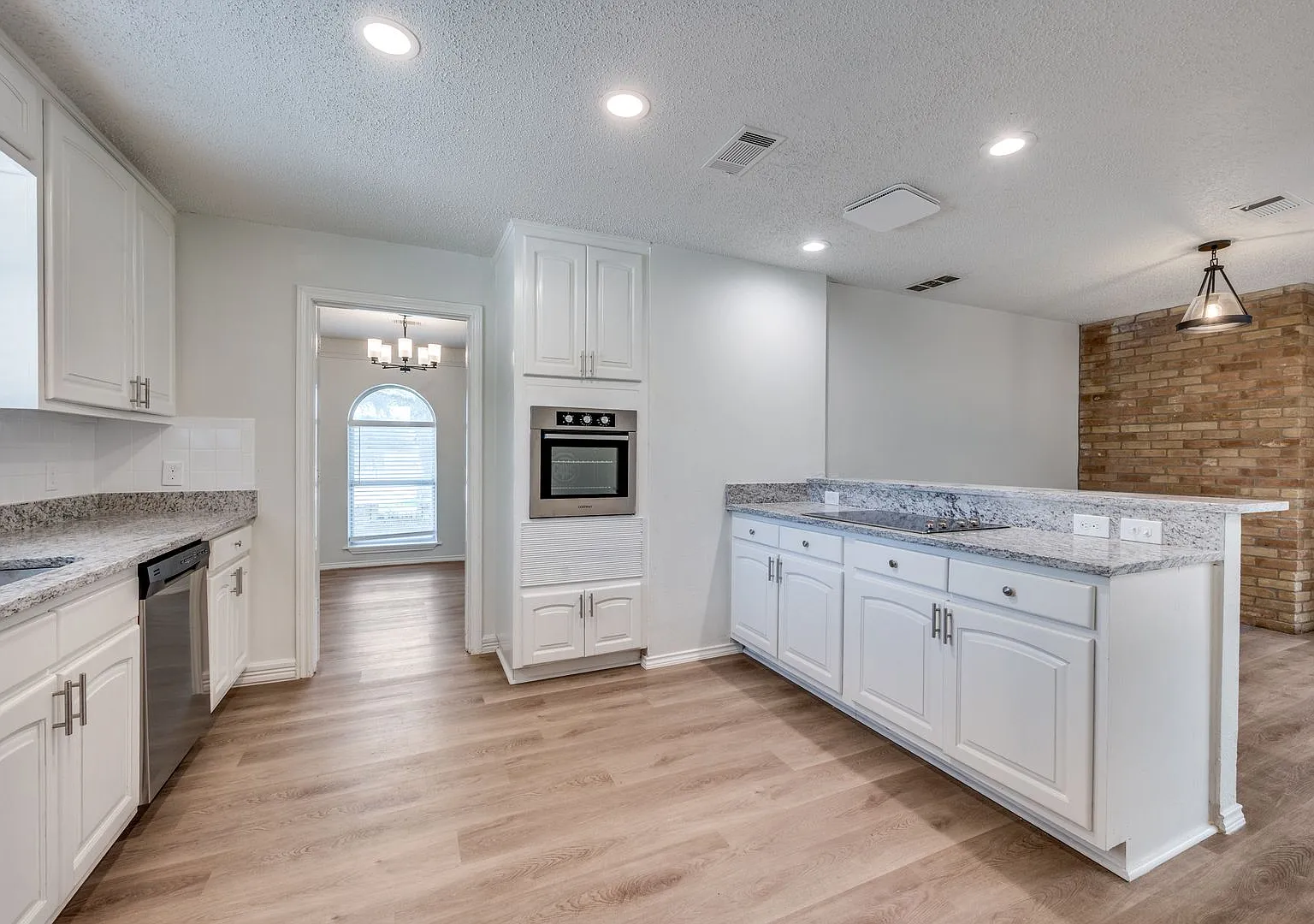 Move-In Ready 4-Bedroom Home with Large Fenced Backyard — Photo 2