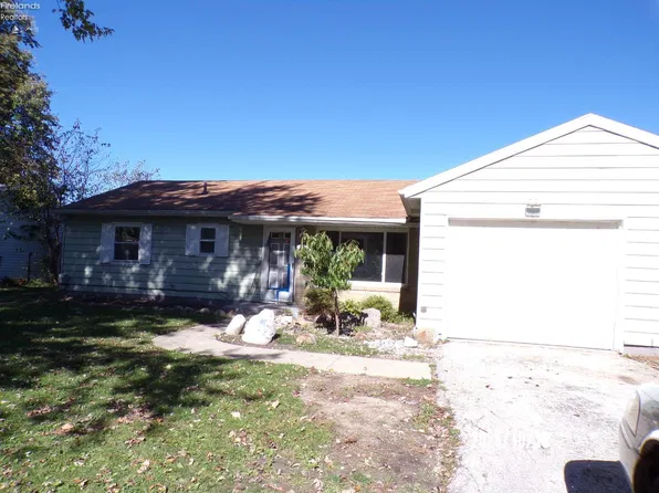 1058 Springwood Dr, Fremont, OH 43420