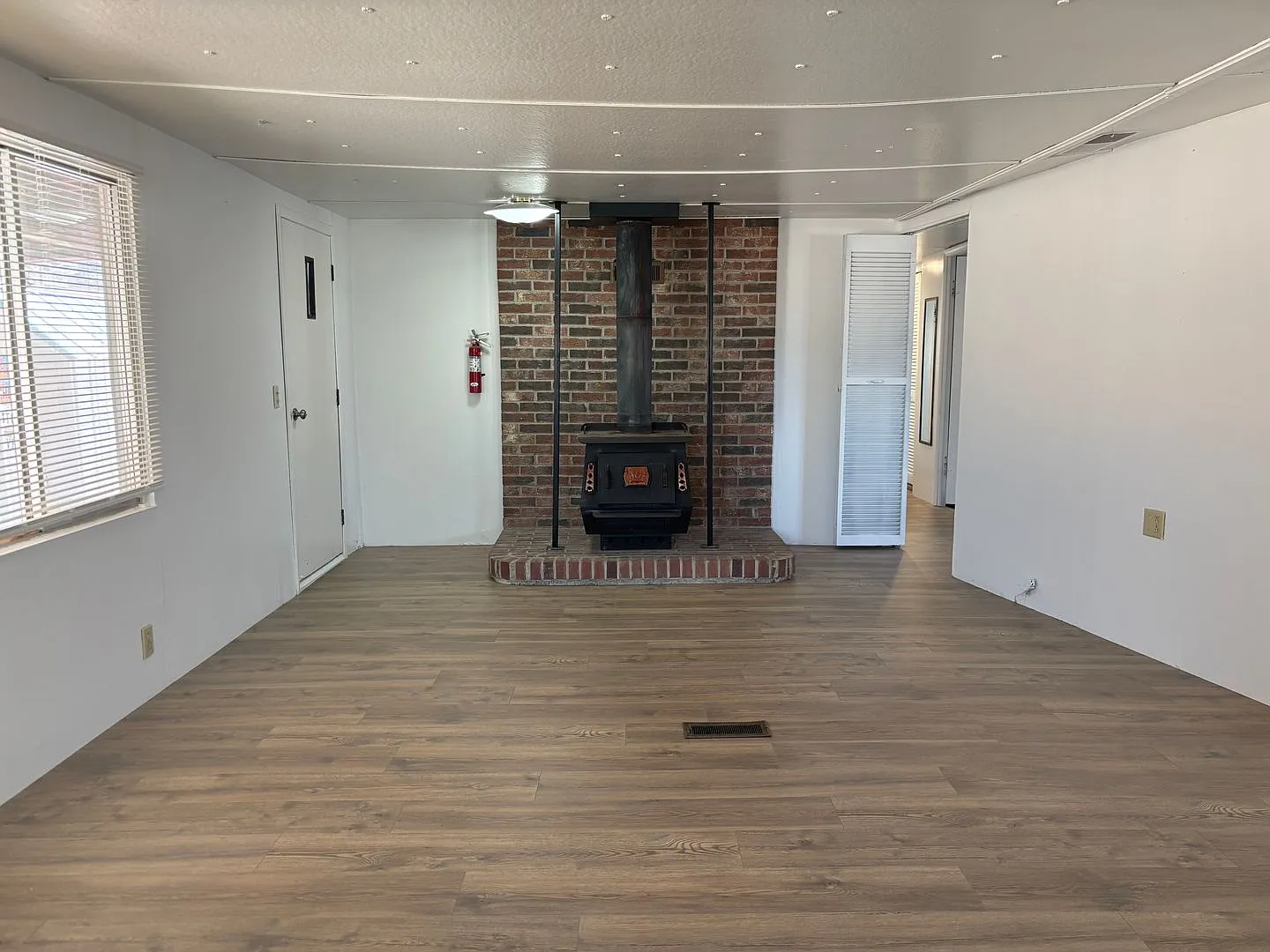 Beautiful 3 Bed 2 Bath Home in La Verkin! — Photo 4