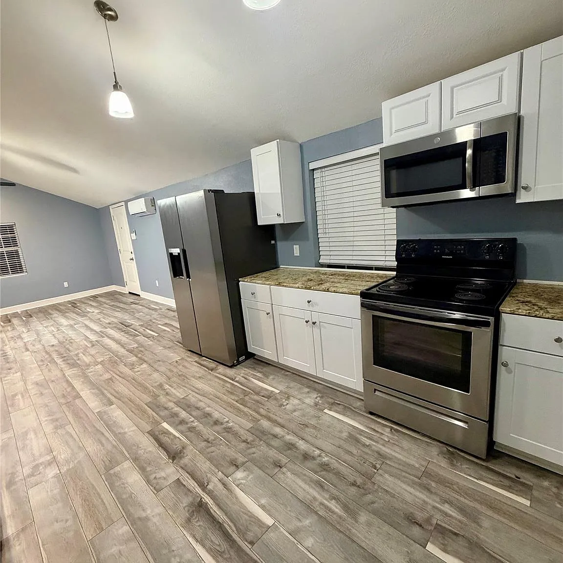 2 bed, 1.5 bath, 3060 sqft, $1,350 — Photo 4