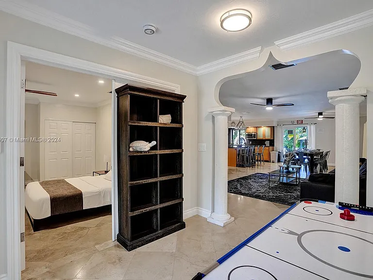 1049 N Southlake Dr — Photo 9