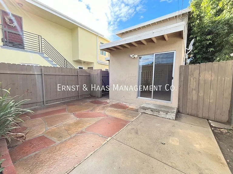 510 Roycroft Ave — Photo 10