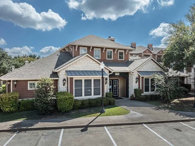 1401 S Aw Grimes Blvd — Photo 11