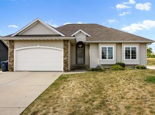 6100 Palmetto Cir SW, Cedar Rapids, IA 52404