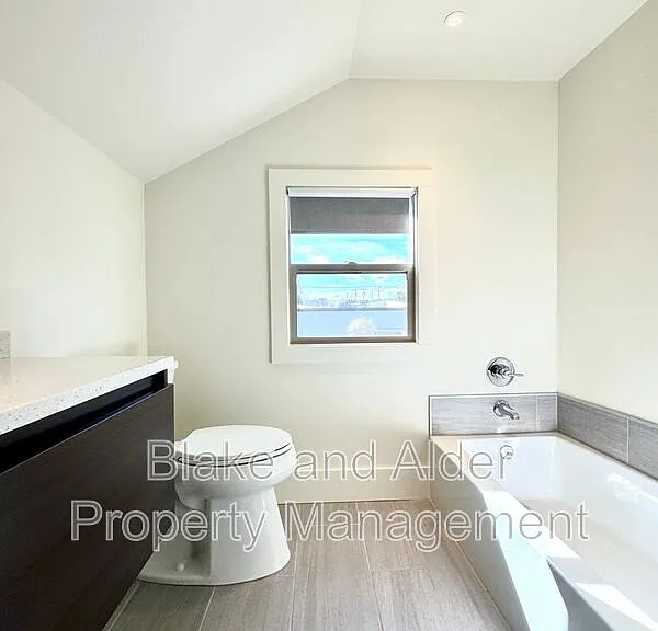 3556 NE Sandy Blvd — Photo 17