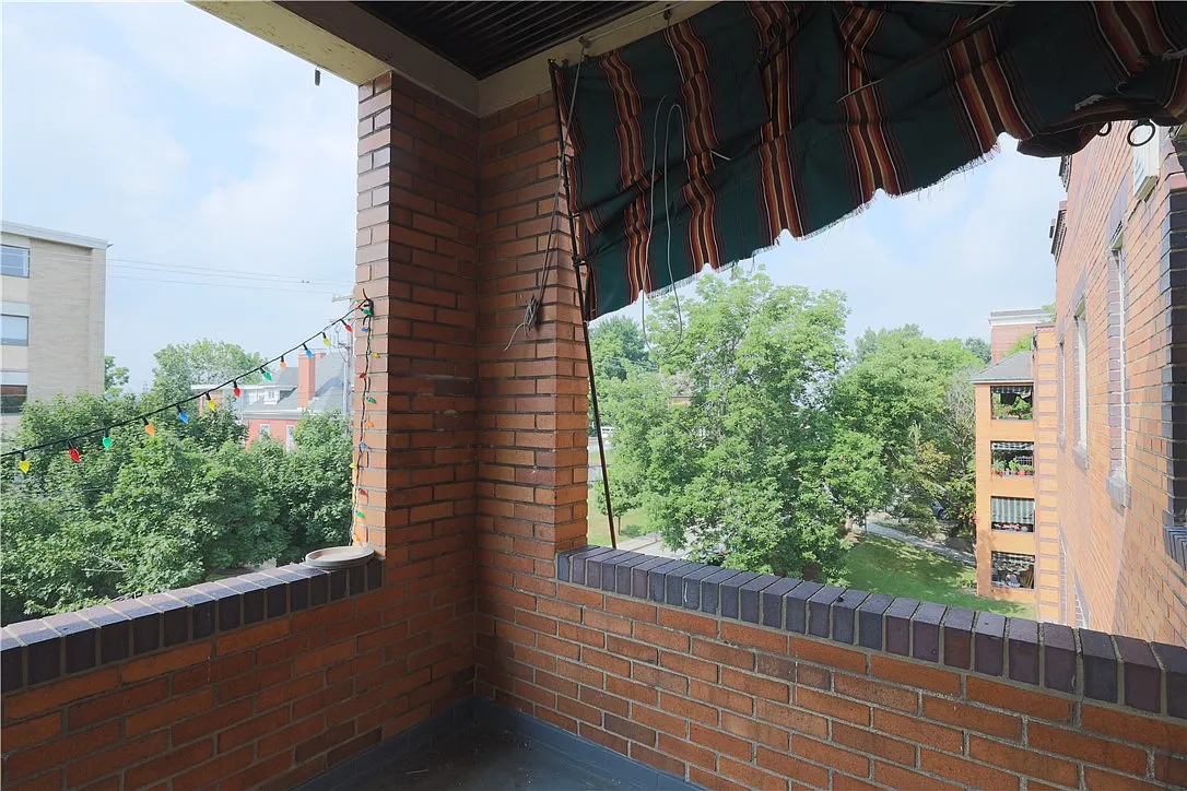 2 bed, 1000 sqft, $1,605 — Photo 3
