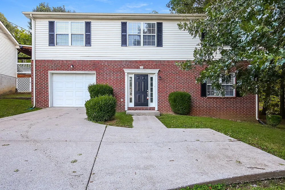 3 bed, 2.0 bath, 1924 sqft, $2,255 — Photo 1