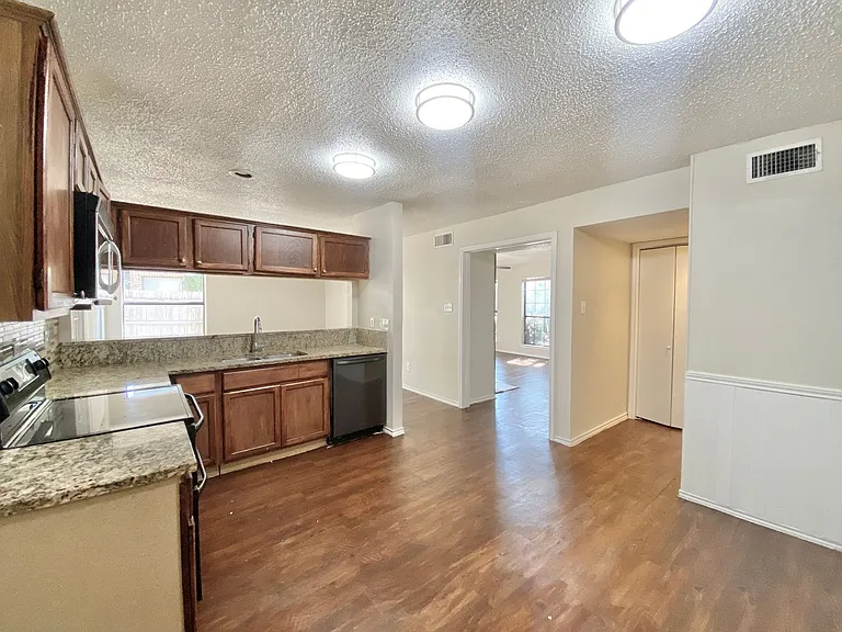 2202 Prairie Creek Trl — Photo 17