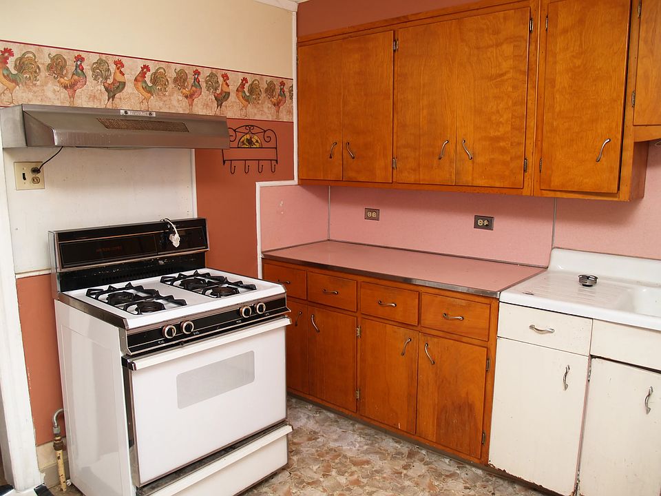 2nd image of 1021 S 100th St