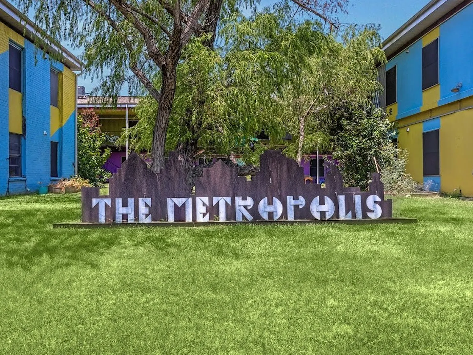 The Metropolis Apartments — Photo 2