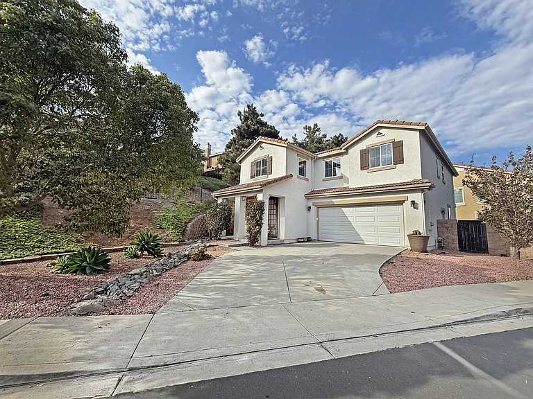 748 Kirkwall Dr — Photo 1