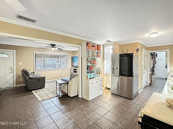 4th image of 214 W Pine Dr