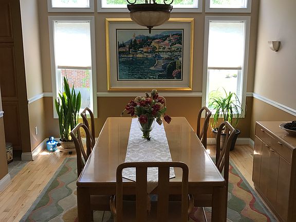  Bright dining room !
