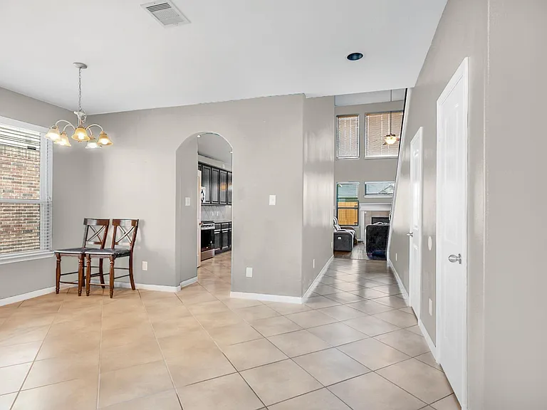 1302 S Maple Dr — Photo 4