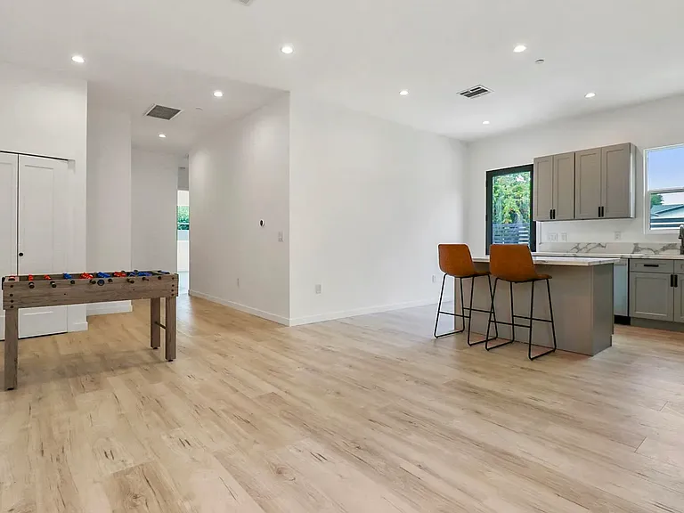 7840 Lasaine Ave — Photo 5