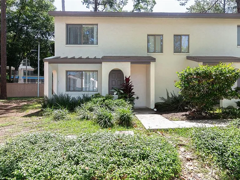 2635 SW 35th Pl #301 — Photo 1
