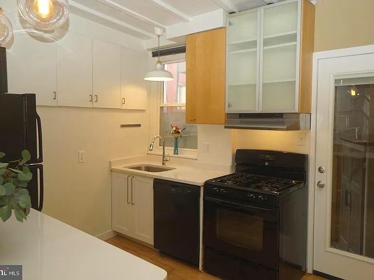 1010 New Market St — Photo 8