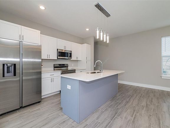 4th image of 1055 DESMOINES LANE