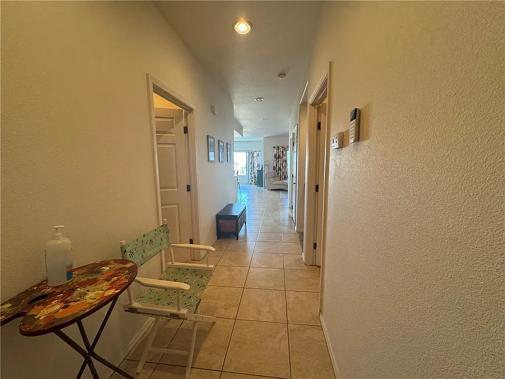 3 bed, 3.0 bath, 1884 sqft, $2,000 — Photo 2
