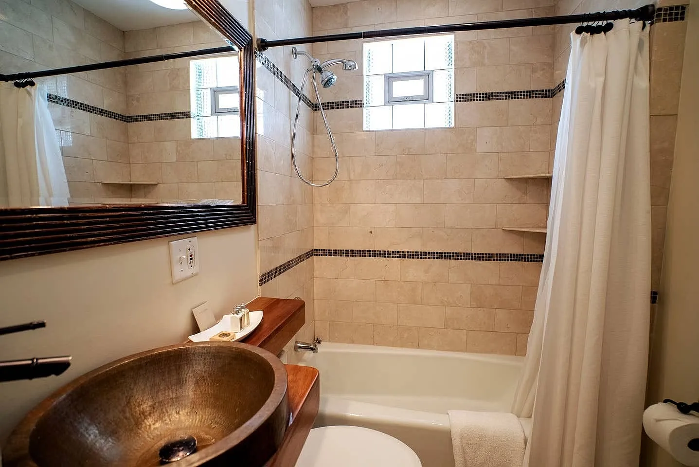 4 bed, 2450 sqft, $4,950 — Photo 3