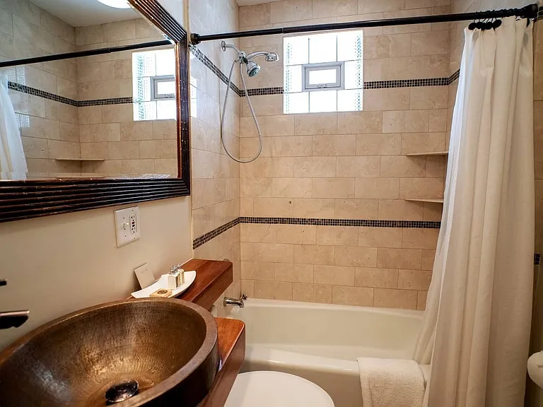 1916 W Roscoe St #2 — Photo 3