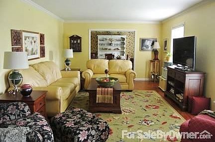 Living Room.
						:
						Spacious, top-grade laminate flooring, crown moulding.